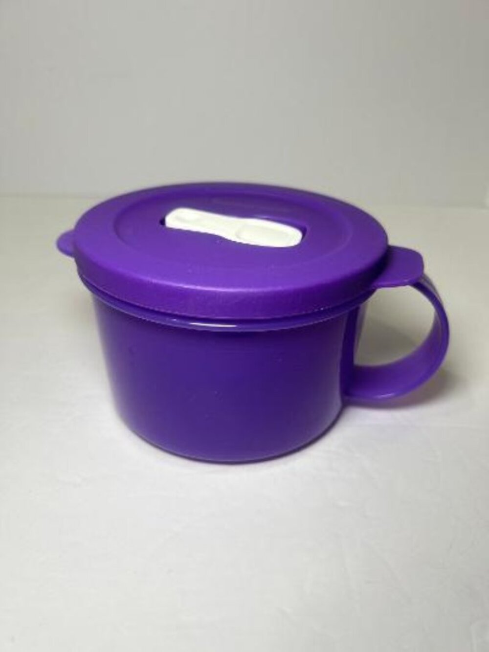 Tupperware 3155A-4 Microwavable 16 oz Soup Mug W/Vented Spout Lid - Purple